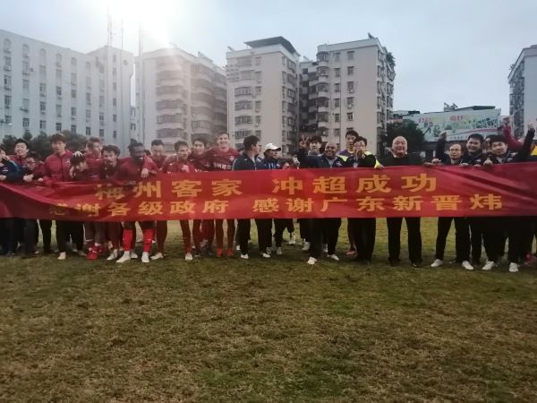 各占一半？麦克听到这个结果，满脸的惊讶。